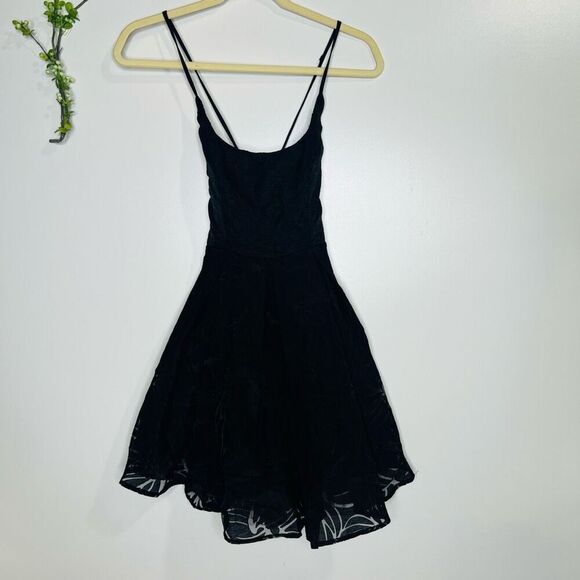 Selfie Leslie Black Floral Embossed Mini Dress NWT! Size Small - Picture 1 of 12